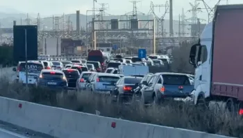 Rikthehet kaosi në aksin rrugën Tiranë-Elbasan, trafik i rënduar dhe radhë kilometrike automjetesh