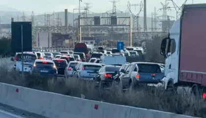 Rikthehet kaosi në aksin rrugën Tiranë-Elbasan, trafik i rënduar dhe radhë kilometrike automjetesh