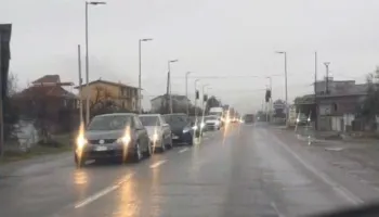 Rikthehet kaosi në rrugën Elbasan-Librazhd, moti i keq vështirëson lëvizjen e mjeteve