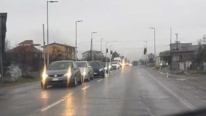 Rikthehet kaosi në rrugën Elbasan-Librazhd, moti i keq vështirëson lëvizjen e mjeteve