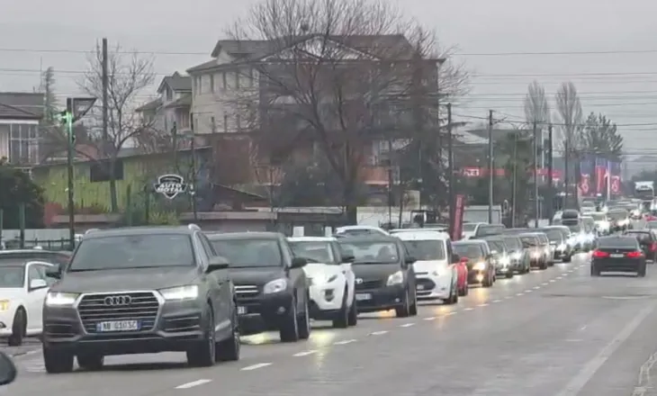 Rikthehet trafiku i rënduar nga Librazhdi në Elbasan, qindra automjete të bllokuara