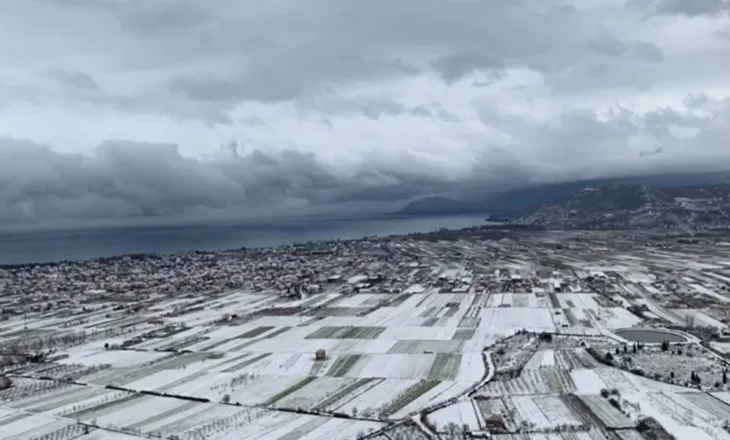 Rikthen reshjet e dëborës në vend, ‘zbardhet’ Pogradeci, pamje mahnitëse nga liqeni