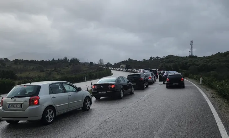 Rikthimi pas festave/ Trafik 7 km në Kakavijë, emigrantët qëndrojnë deri në 3 orë në doganë