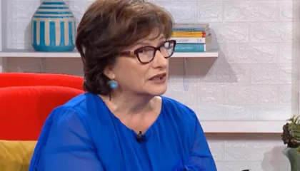 Rrëfimi prekës e plot dhembje i një nëne, tregon historinë e humbjes së pesë fëmijëve: I kërkoja nëpër varreza…