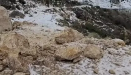 Rrëshqet rruga në Matogjinë të Selenicës, vështirësohet qarkullimi rrugor