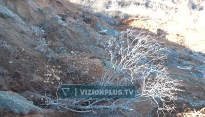 Rrëshqet toka, dëmtohen shtëpitë, situatë e rënduar në fshatin Spathar në Librazhd