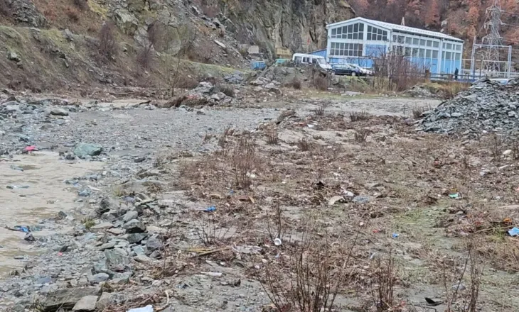 Rrëshqitja e dherave paralizon qarkullimin dhe izolon familjet në fshatin Cernaleva të Kukësit