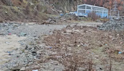 Rrëshqitja e dheut u ka bllokuar rrugën,4 familje të izoluar prej 11 ditësh në Kukës