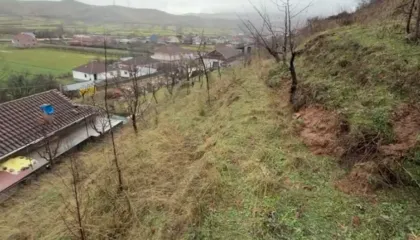 Rrëshqitja e tokës në fshatin Çorravë, rrezikohet jeta e dy familjeve