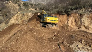 Rrëshqitje dherash dhe akse të bllokuara, situata problematike në disa bashki të qarkut Gjirokastër