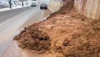 Rrëshqitje dherash në Rrugën e Arbrit, bllokohet qarkullimi në një korsi