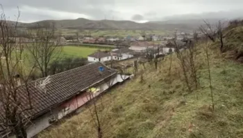 Rrëshqitje dheu në Pogradec/ Rrezikohet një banesë