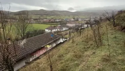 Rrëshqitje dheu në Pogradec/ Rrezikohet një banesë