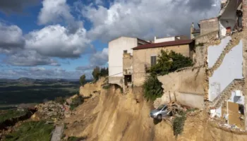 Rrëshqitje masive dheu lë shtëpitë siçiliane në buzë të shkëmbit, evakuohen 1500 persona