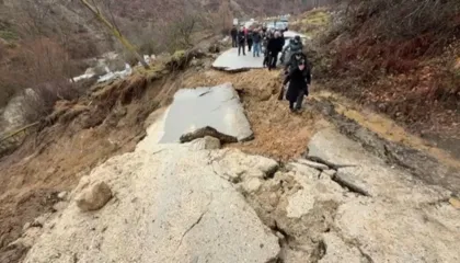 Rrëshqitje masive dheu në Dardhas të Korçës, dëmtohen rrugët dhe varrezat