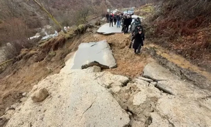 Rrëshqitje masive dheu në Dardhas të Korçës, dëmtohen rrugët dhe varrezat