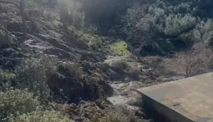 Rrëshqitje masive dheu në Vajzë të Vlorës, rrezikohen 3 banesa