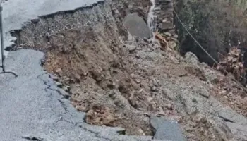 Rrëshqitje masive e dheut, bllokohet aksi Ura e Shtrejtë-Prekal