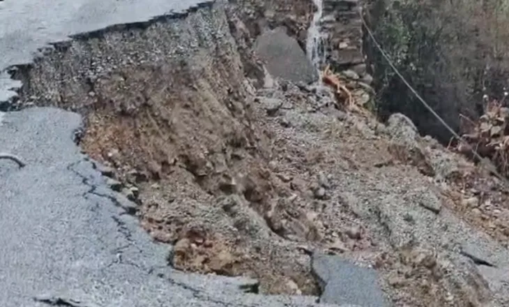 Rrëshqitje masive e dheut, bllokohet aksi Ura e Shtrejtë-Prekal