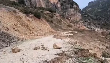 Rrëshqitje masive në Bashaj e Matogjin/ 500 metra tokë e shkëputur, dhjetëra familje të izoluara prej ditësh