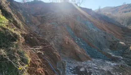 Rrëshqitje masive toke në fshatin Spathar të Librazhdit, dëme në banesa dhe infrastrukturën rrugore