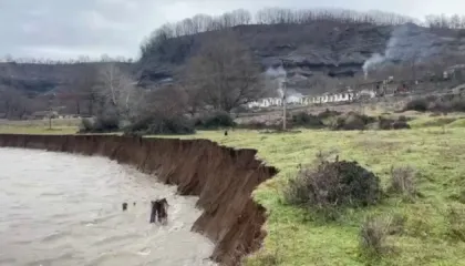 Rrëshqitje toke në Rrëshen, vërshimi i lumenjve ka shkaktuar dëme, në disa zona uji po pushton edhe tokat