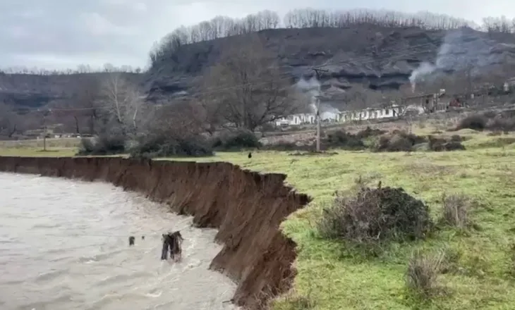 Rrëshqitje toke në Rrëshen, vërshimi i lumenjve ka shkaktuar dëme, në disa zona uji po pushton edhe tokat