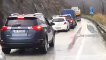 Rrëshqitjet e dherave bllokojnë aksin Gjirokastër–Tepelenë, radhë automjetesh në zonë