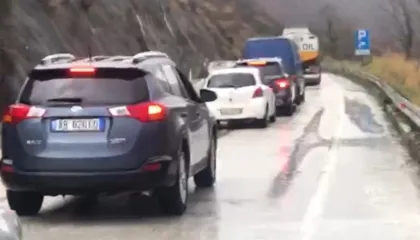 Rrëshqitjet e dherave bllokojnë aksin Gjirokastër–Tepelenë, radhë automjetesh në zonë