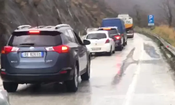 Rrëshqitjet e dherave bllokojnë aksin Gjirokastër–Tepelenë, radhë automjetesh në zonë