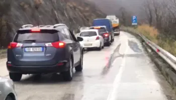 Rrëshqitjet e dherave bllokojnë aksin Gjirokastër–Tepelenë, radhë automjetesh në zonën e Shkallës së Zezë