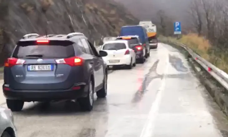 Rrëshqitjet e dherave bllokojnë aksin Gjirokastër–Tepelenë, radhë automjetesh në zonën e Shkallës së Zezë