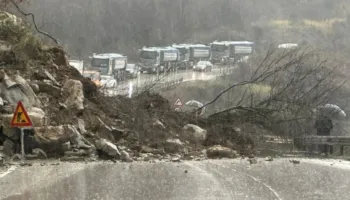 Rrëshqitjet e dherave godasin infrastrukturën, rrugë të bllokuara dhe izolim banesash në qarkun e Gjirokastrës