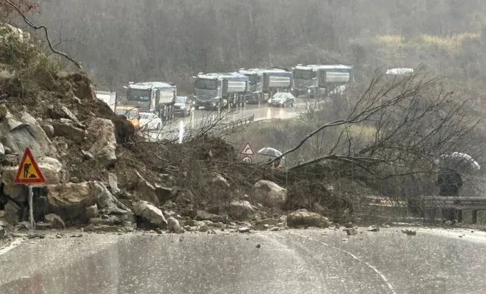 Rrëshqitjet e dherave godasin infrastrukturën, rrugë të bllokuara dhe izolim banesash në qarkun e Gjirokastrës