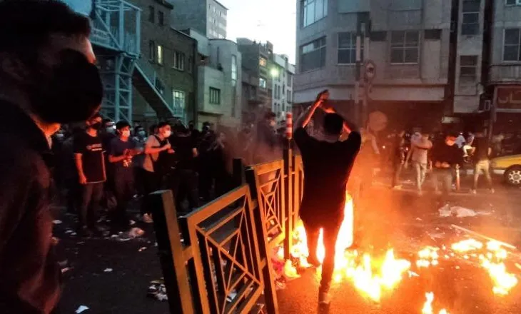 Rreth 116 të vrarë nga protestat në Iran, Trump: Gati të ndërhyjmë