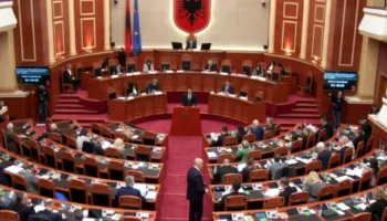 Rreth 18 orë seancë plenare! Me 85 vota pro, Kuvendi i Shqipërisë miraton ndryshimet në Kodin Penal