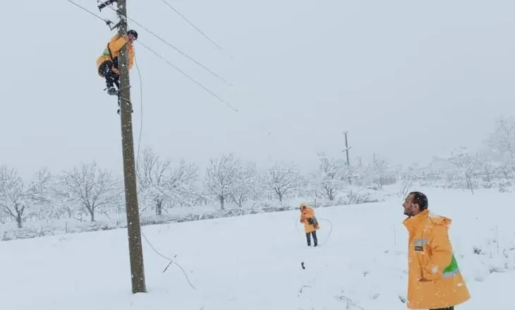Rreth 1800 familje pa energji elektrike në Korçë, shembje dhe çarje rrugësh