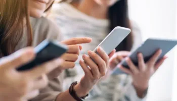 Rrezik për shëndetin mendor, Franca do të ndalojë rrjetet sociale për nën 15-vjeçarët