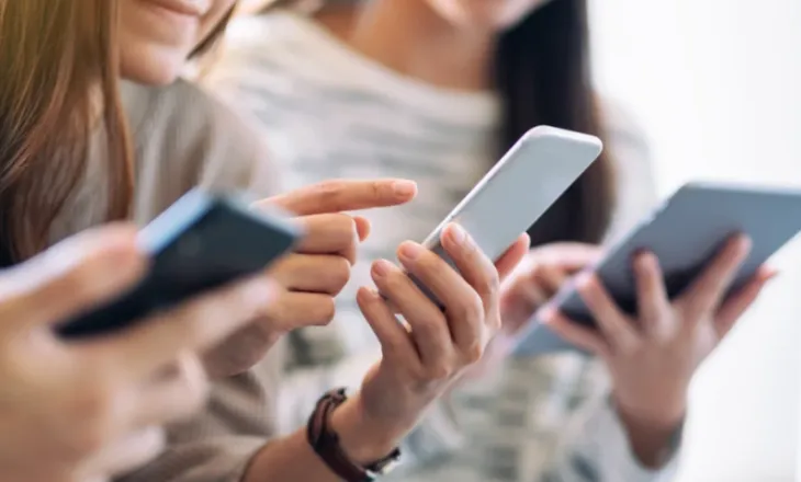 Rrezik për shëndetin mendor, Franca do të ndalojë rrjetet sociale për nën 15-vjeçarët