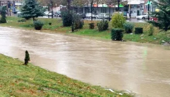 Rrezik përmbytjesh në Tiranë, Lana shton prurjet, gati të dalë nga shtrati