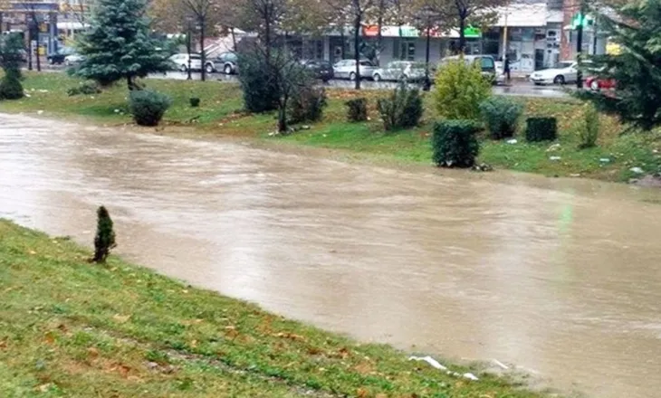 Rrezik përmbytjesh në Tiranë, Lana shton prurjet, gati të dalë nga shtrati