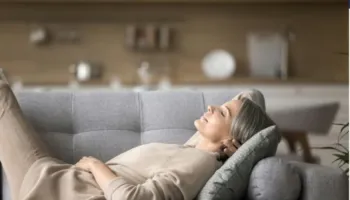 Rreziqet shëndetësore të fshehura pas dremitjeve të pasdites