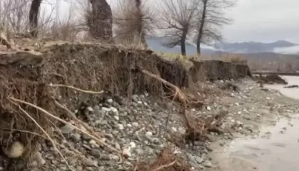 Rrëzohen përsëri shtyllat elektrike në Mirditë prej rrëshqitjes së dherave, avancimi i gërryerjes po shkon drejt banesave, kërkohet ndërhyrje urgjente