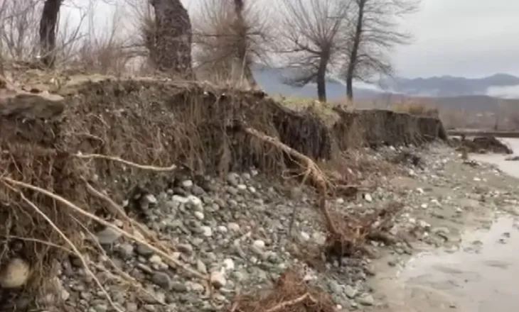 Rrëzohen përsëri shtyllat elektrike në Mirditë prej rrëshqitjes së dherave, avancimi i gërryerjes po shkon drejt banesave, kërkohet ndërhyrje urgjente