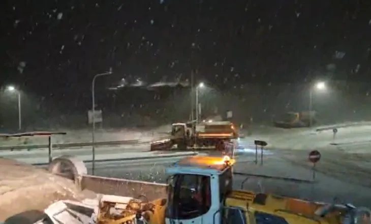 Rritet intensiteti i reshjeve të dëborës në Qafë Thanë, temperaturat ulen në 0 gradë celsius