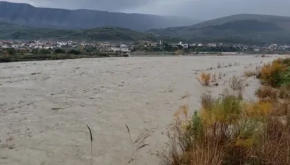 Rritja e prurjeve të Lumit Seman përmbytin fshatin Murriz- Kozare, rrezikohet dhe fshati Belinë e zonat përreth