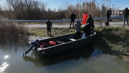 Rritja e shkarkimeve, zona e NënShkodrës e përmbytur, në Obot banorët ‘qarkullojnë’ vetëm me varka