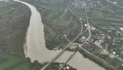 Rritje alarmante e nivelit të lumit Vjosë, autoritetet paralajmërojnë banorët e Përmetit
