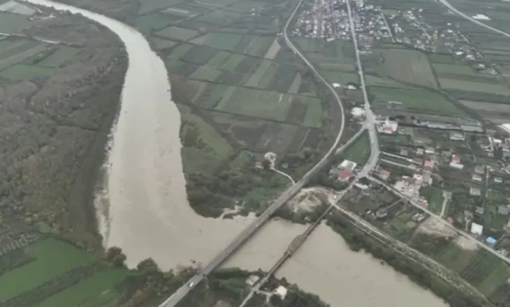 Rritje alarmante e nivelit të lumit Vjosë, autoritetet paralajmërojnë banorët e Përmetit