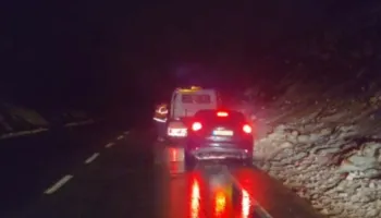 Rruga e Arbrit pa mirëmbajtje, dëmtohen dy mjete nga rrëshqitja e gurëve